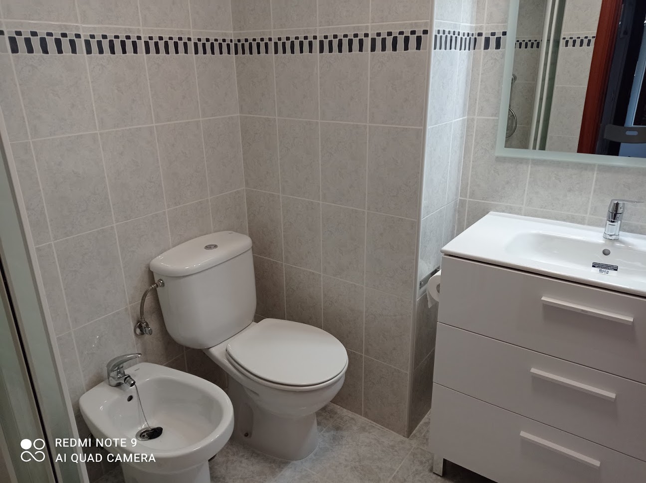 Baño completo con lavabo, inodoro, bidé y ducha
