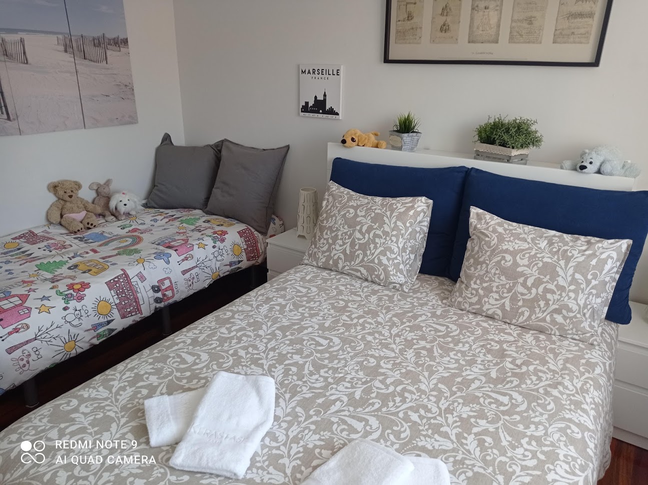 Dormitorio preparado con cama doble y cama supletoria