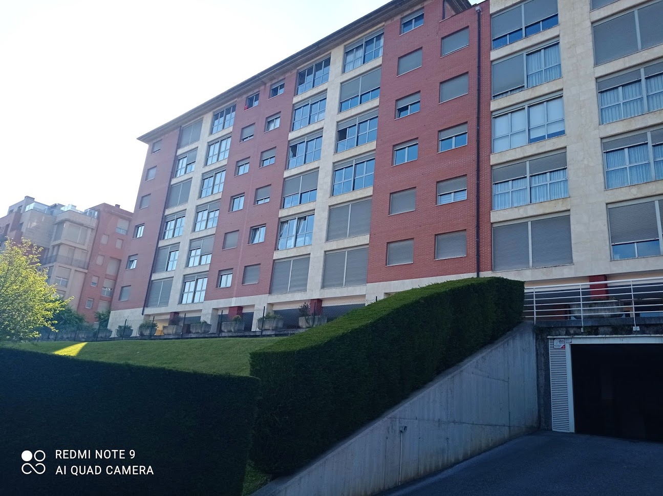 Exterior del edificio y acceso al garaje