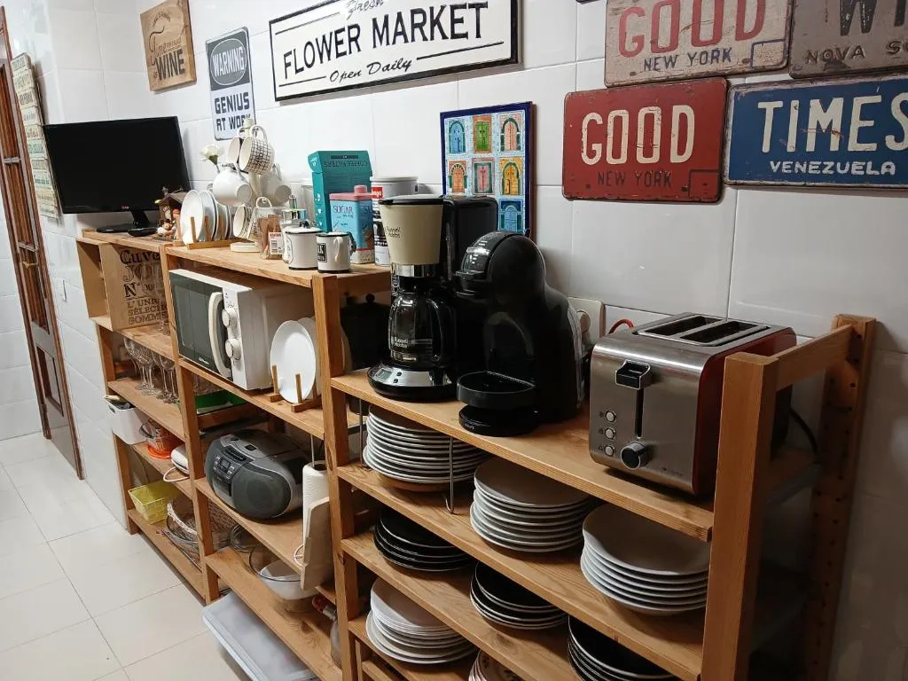 Cafetera, microondas y menaje para el desayuno