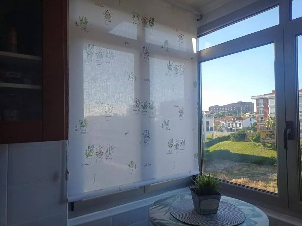 Vista de los jardines desde una ventana del apartamento